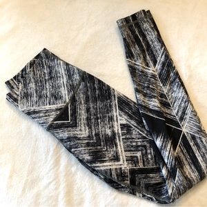 Lululemon HR Wunder Unders 28” Size 6